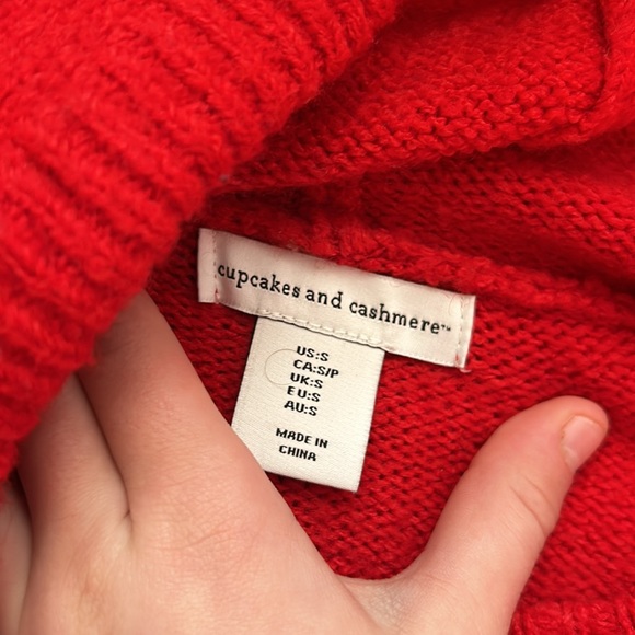 Red adult small cashmere sweater with hood and drawstring - Picture 2 of 2